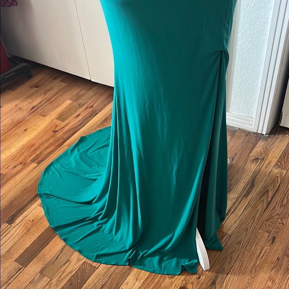 Elegant Green Evening Gown - Picture 5 of 13